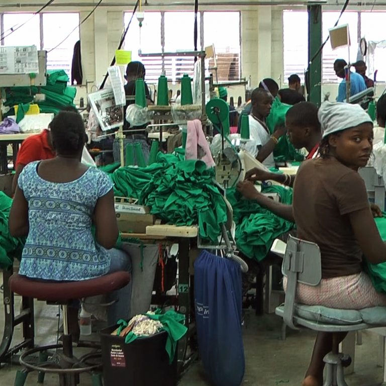 Tekstiilitehdas Haitilla. Naisia ompelukoneiden äärellä.