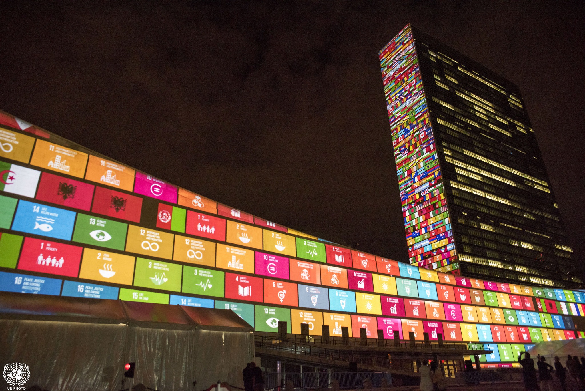 Kestävän kehityksen tavoitteet heijastettuna YK:n päämajan seinään.