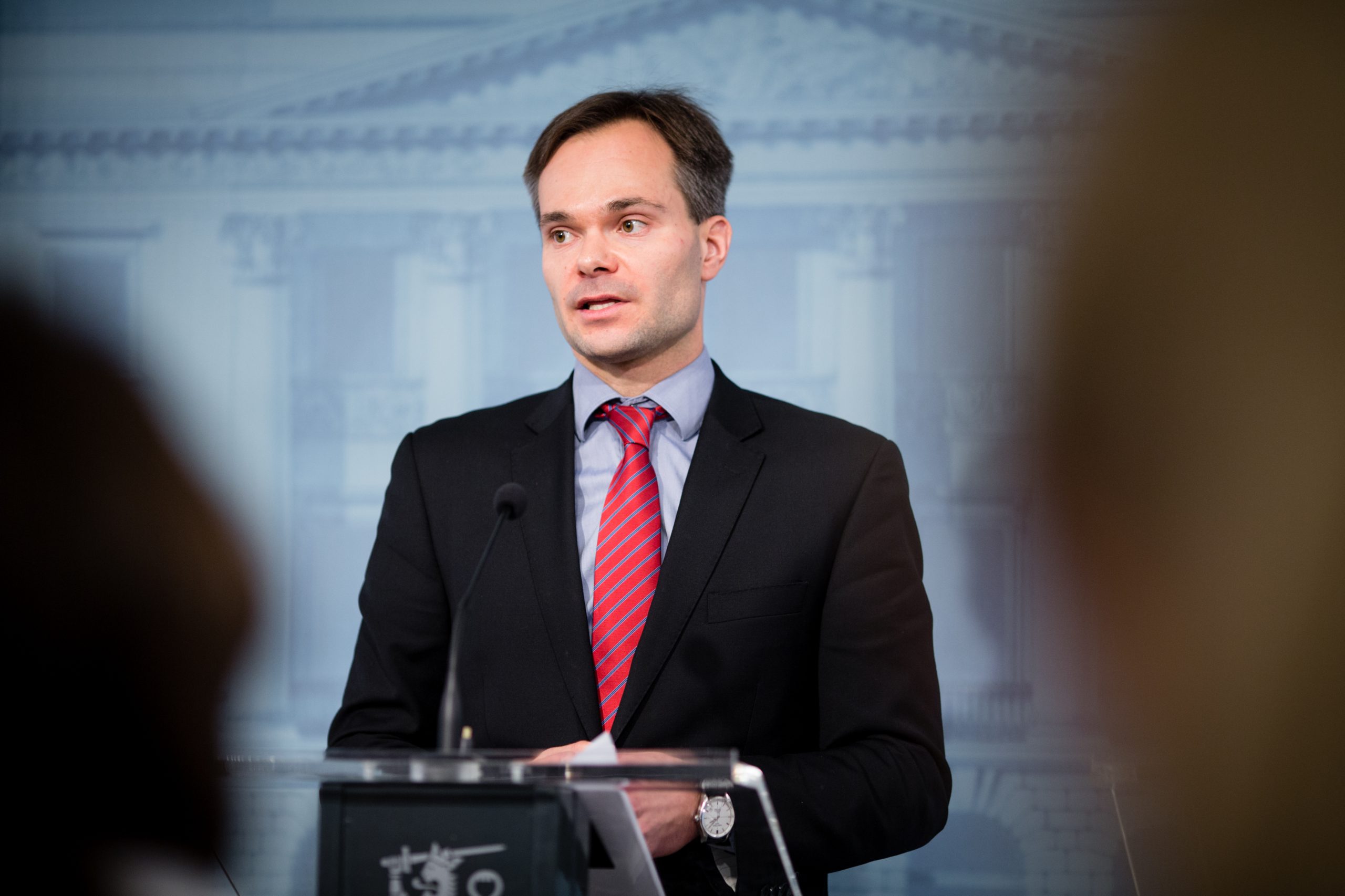 Ulkomaankauppa- ja kehitysministeri Kai Mykkänen tiedotustilaisuudessa energia- ja ilmastostrategiasta.