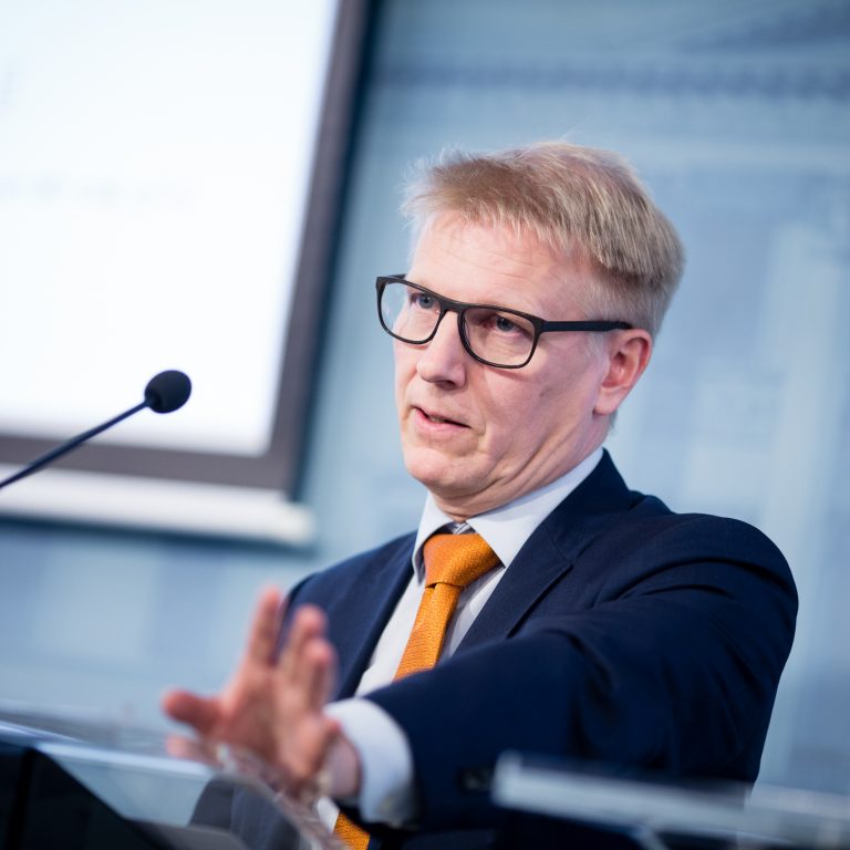 Ympäristöministeri Kimmo Tiilikainen tiedotustilaisuudessa energia- ja ilmastostrategiasta 24.11.2016.