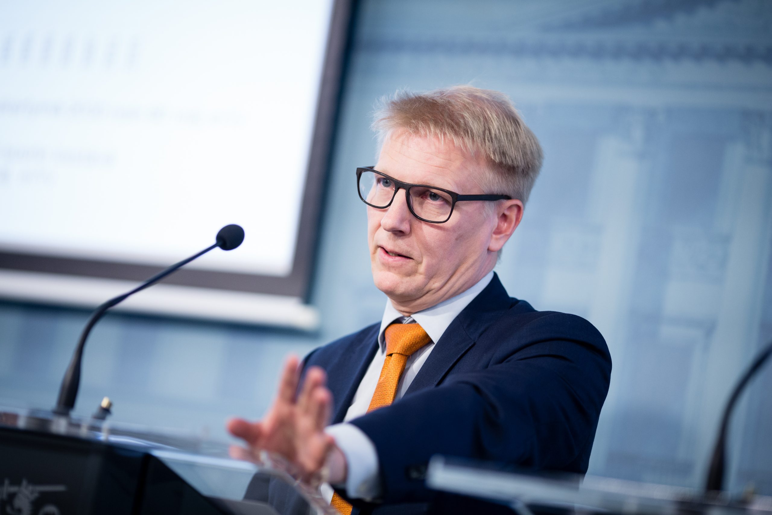 Ympäristöministeri Kimmo Tiilikainen tiedotustilaisuudessa energia- ja ilmastostrategiasta 24.11.2016.