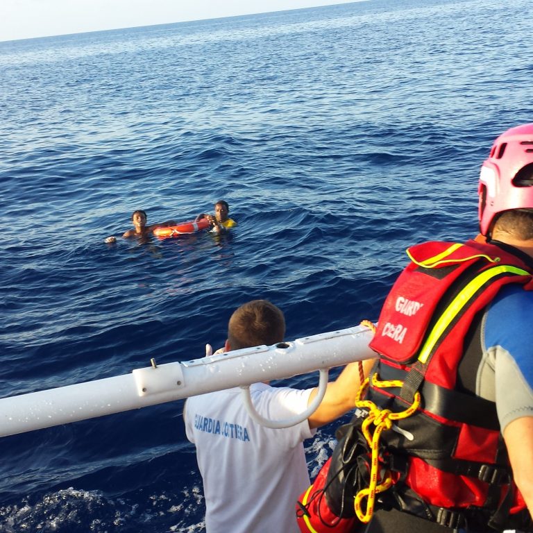 Italian rannikkolaivasto pelastamassa pakolaisia Välimerellä vuonna 2013.