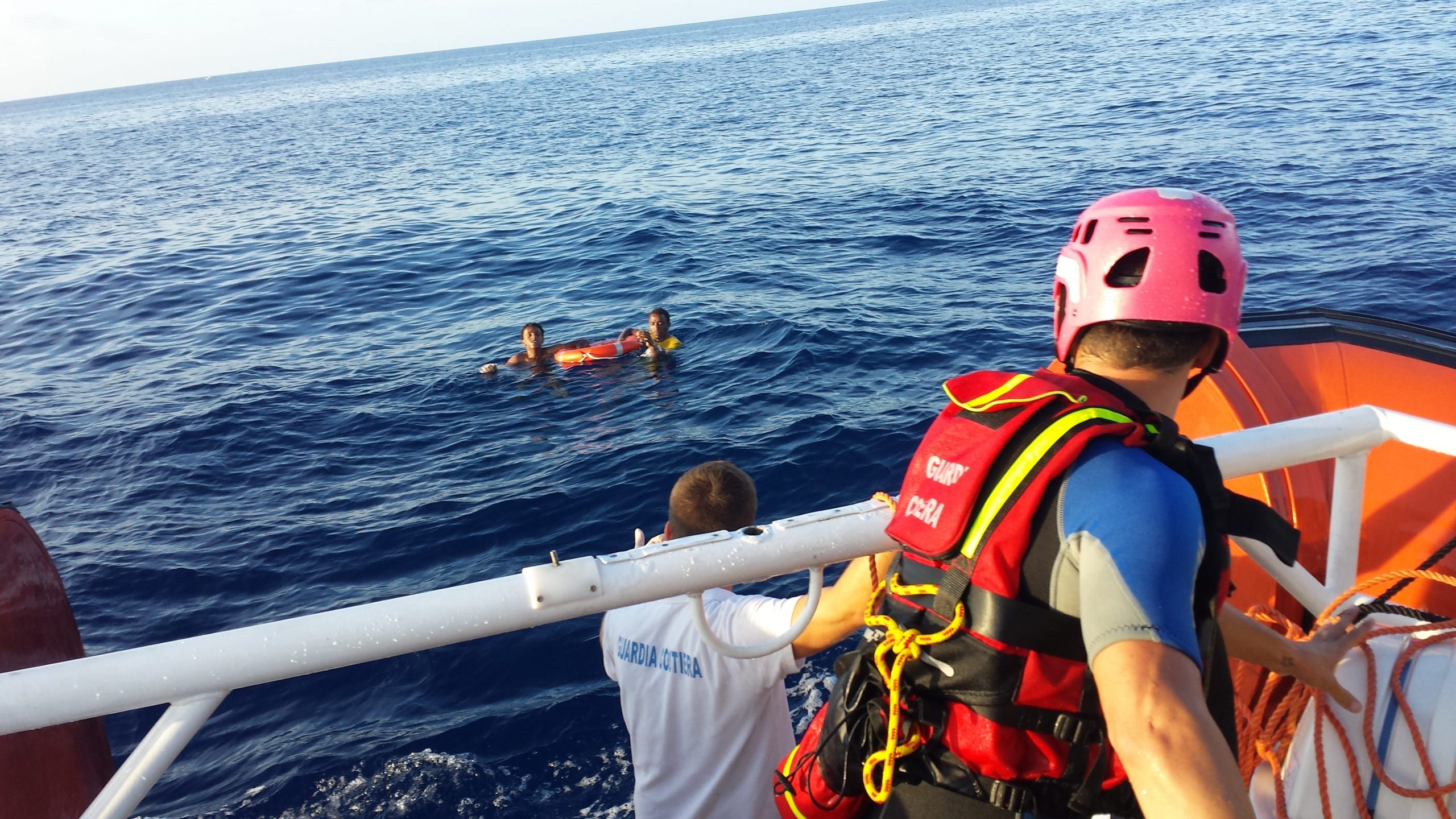 Italian rannikkolaivasto pelastamassa pakolaisia Välimerellä vuonna 2013.