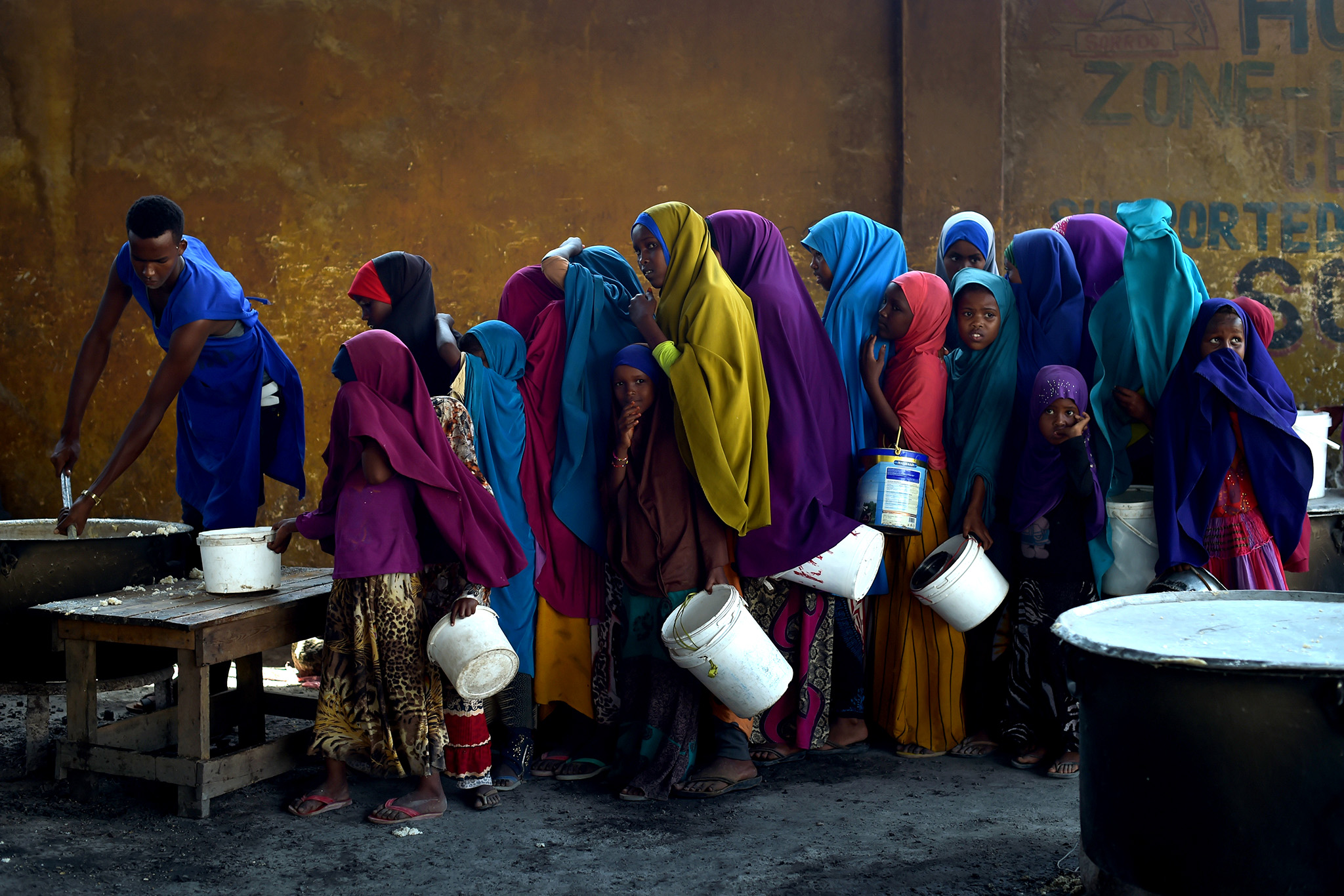 Somalialaistytöt jonottavat ruokaa Mogadishussa.
