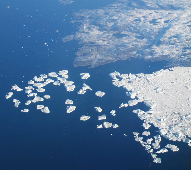 Kuvassa Grönlannin jäätiköt sulavat.