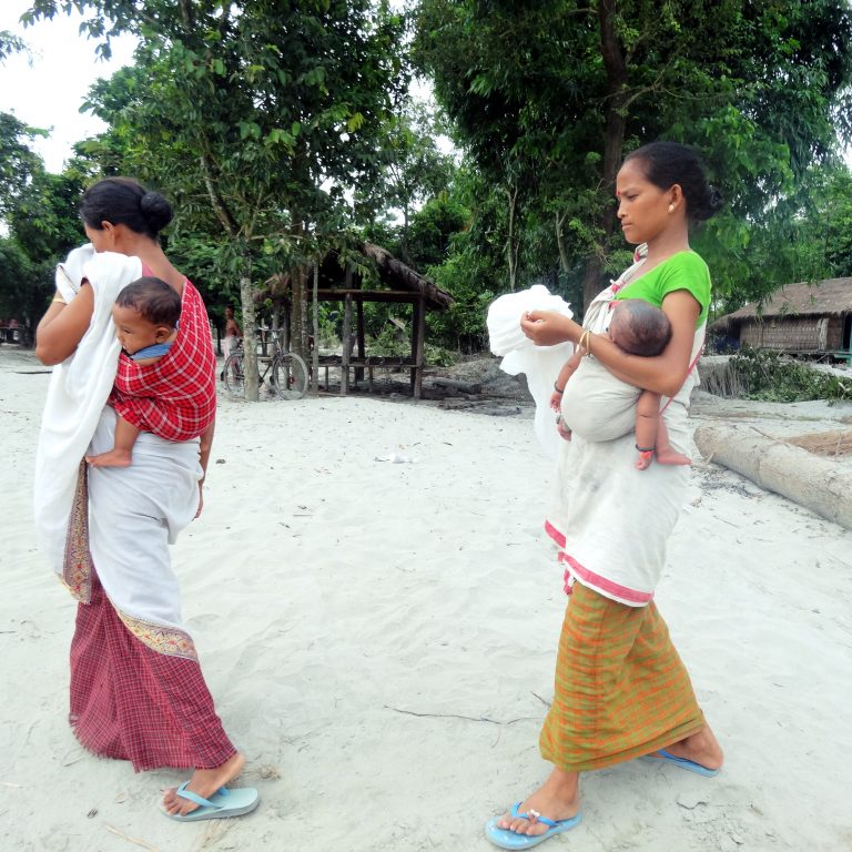 Intian Assamissa Rekhasaporin kylässä asuvat naiset matkalla Pelastakaa lapset -järjestön klinikalle