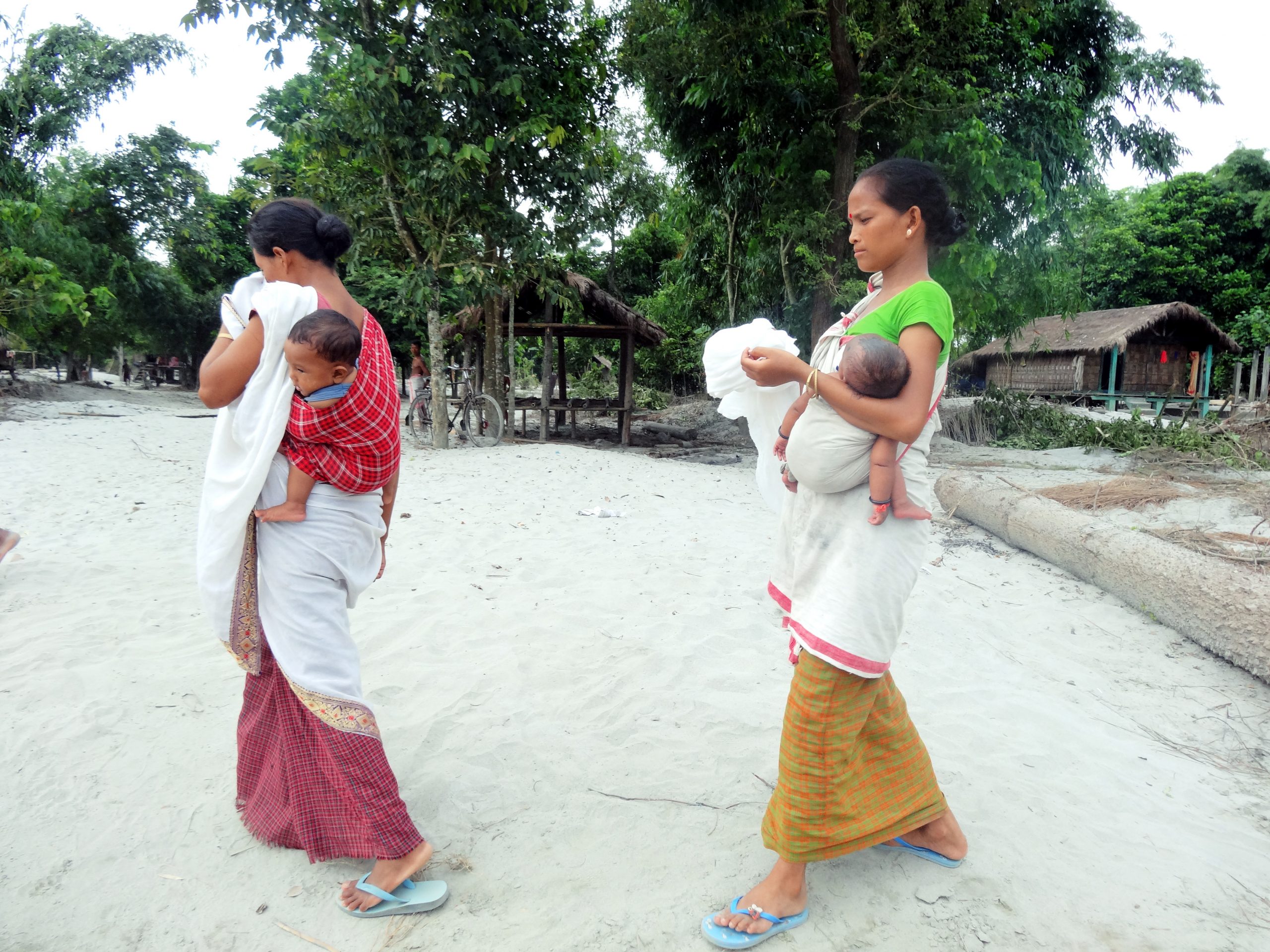 Intian Assamissa Rekhasaporin kylässä asuvat naiset matkalla Pelastakaa lapset -järjestön klinikalle