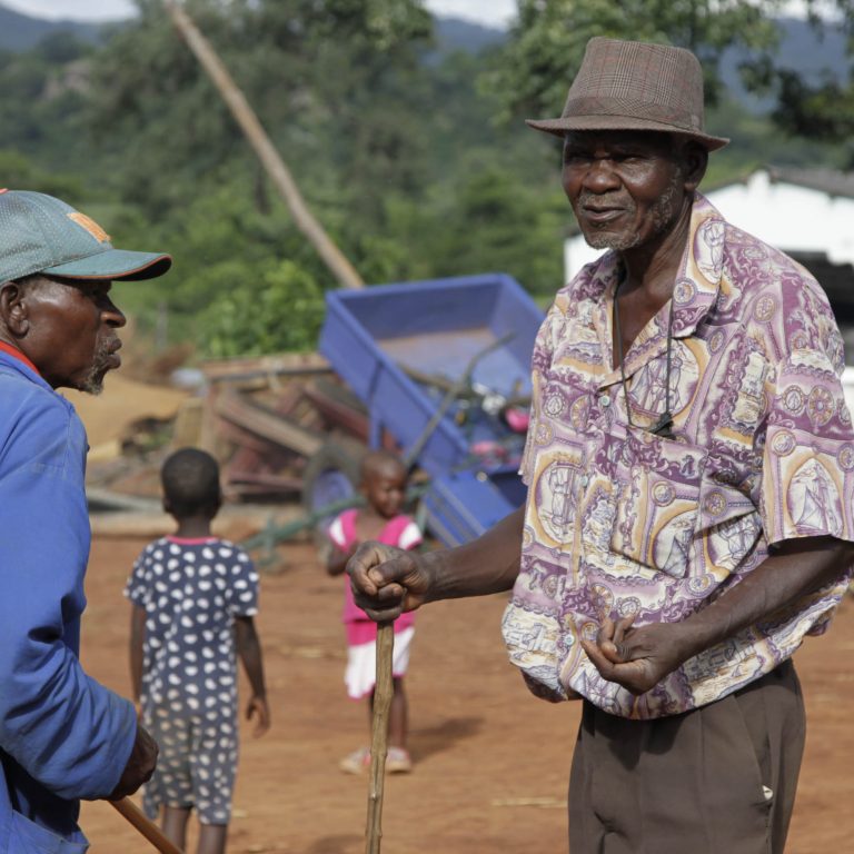 Kaksi vanhaa miestä kylässä Zimbabwessa