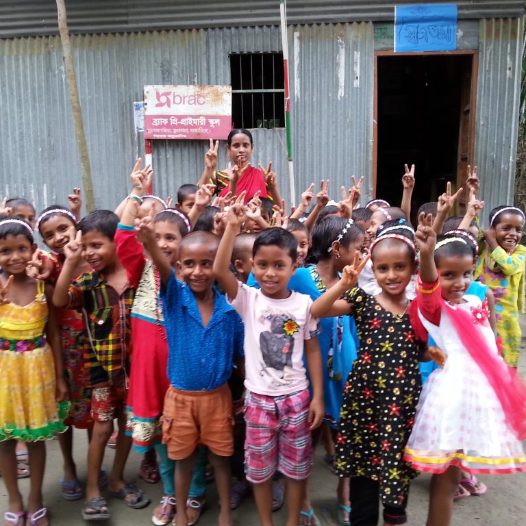 bangladeshilaisia lapsia Brac-kansalaisjärjestön esikoulussa.