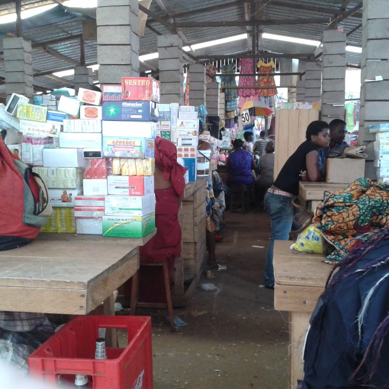 Lääkkeitä myydään markkinapaikalla Kamerunin pääkaupungissa Yaoundessa.