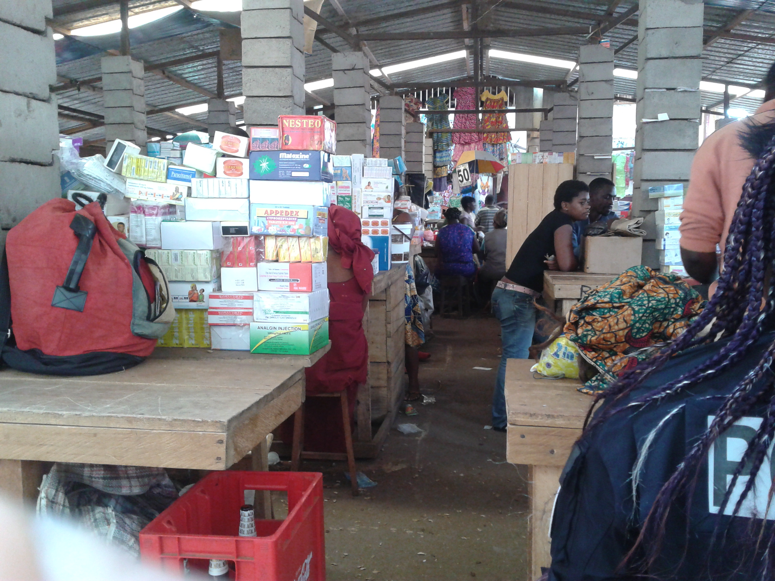 Lääkkeitä myydään markkinapaikalla Kamerunin pääkaupungissa Yaoundessa.