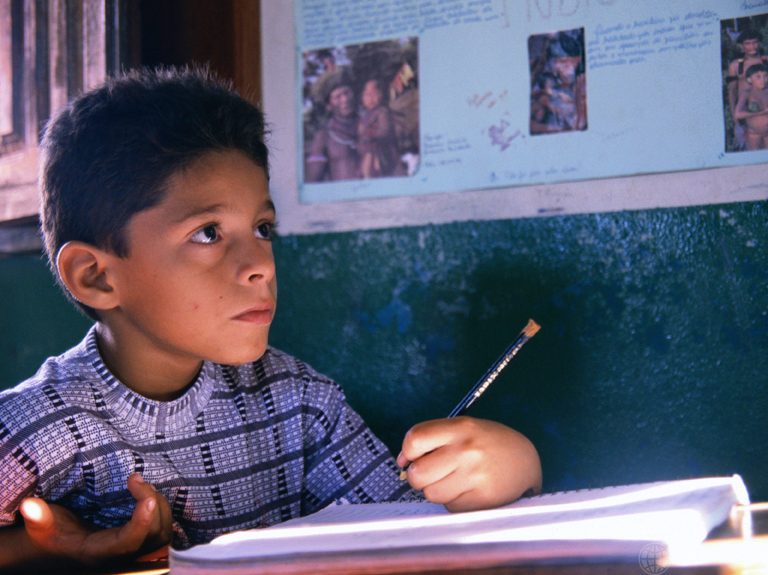 Poika opiskelee julkisessa koulussa Brasiliassa.