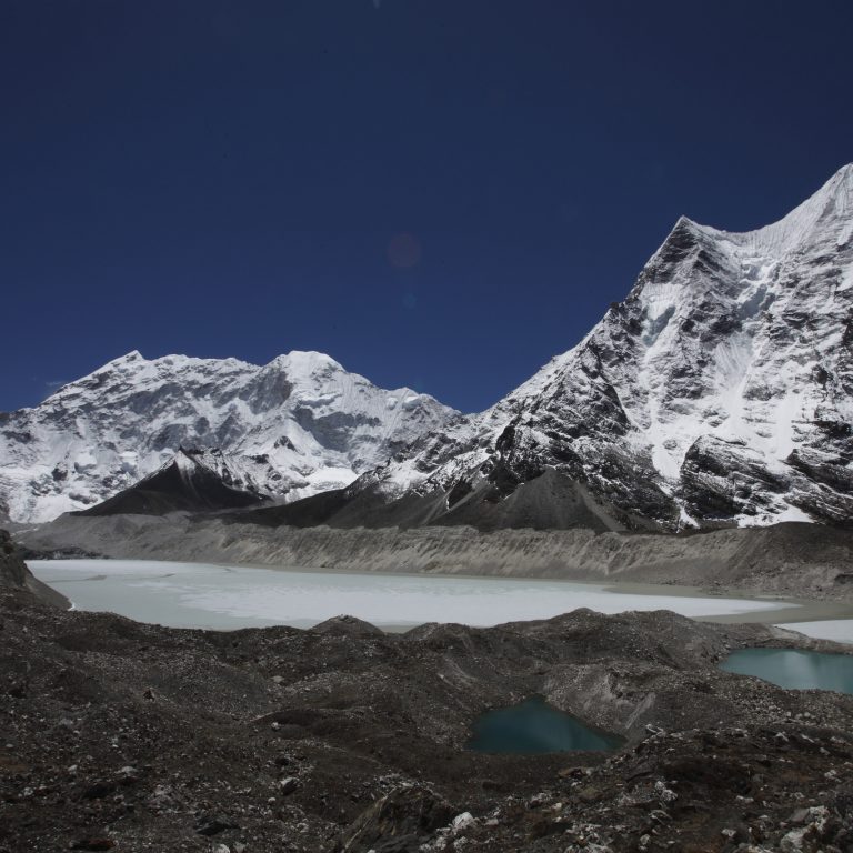 Imjan jäätikkö Nepalin Himalajalla.