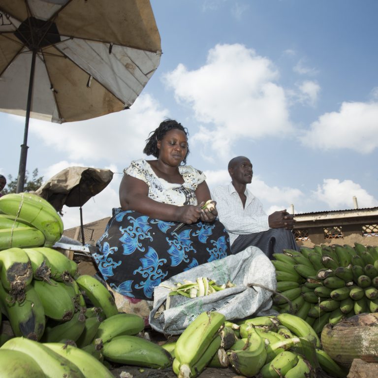 Nainen myy banaaneja Kampalassa.