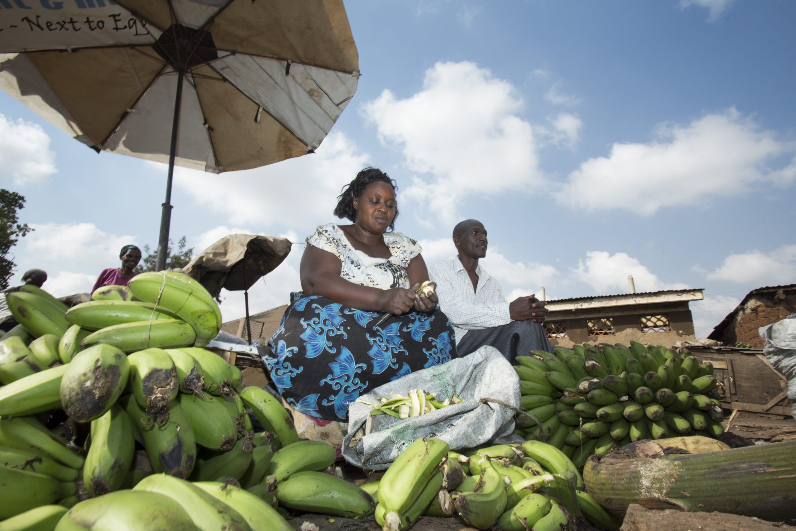 Nainen myy banaaneja Kampalassa.