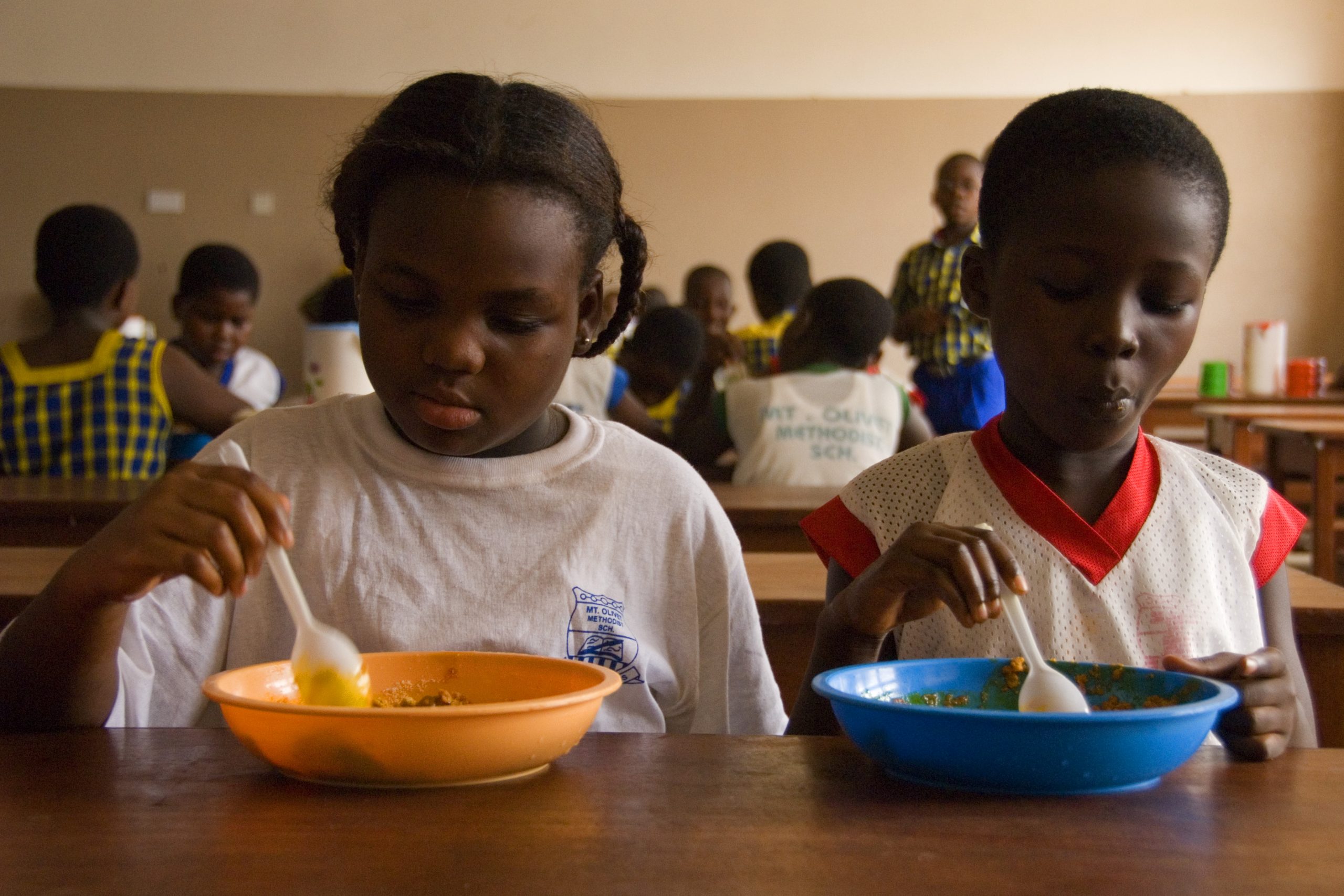 Lapset syövät koulussa Ghanassa.