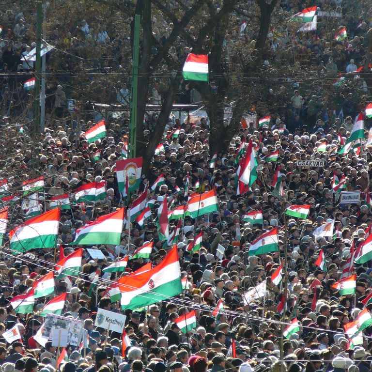 Unkarin lippuja väkijoukossa