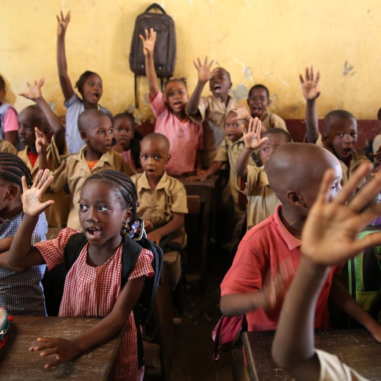 iloisia afrikkalaislapsia luokkahuoneessa