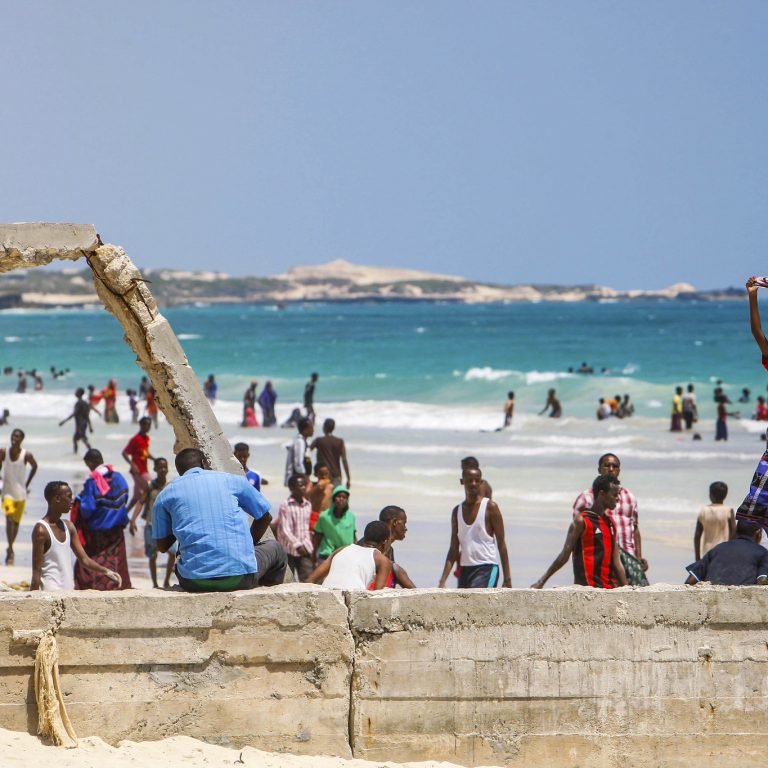 ihmisiä rannalla Somalian Mogadishussa