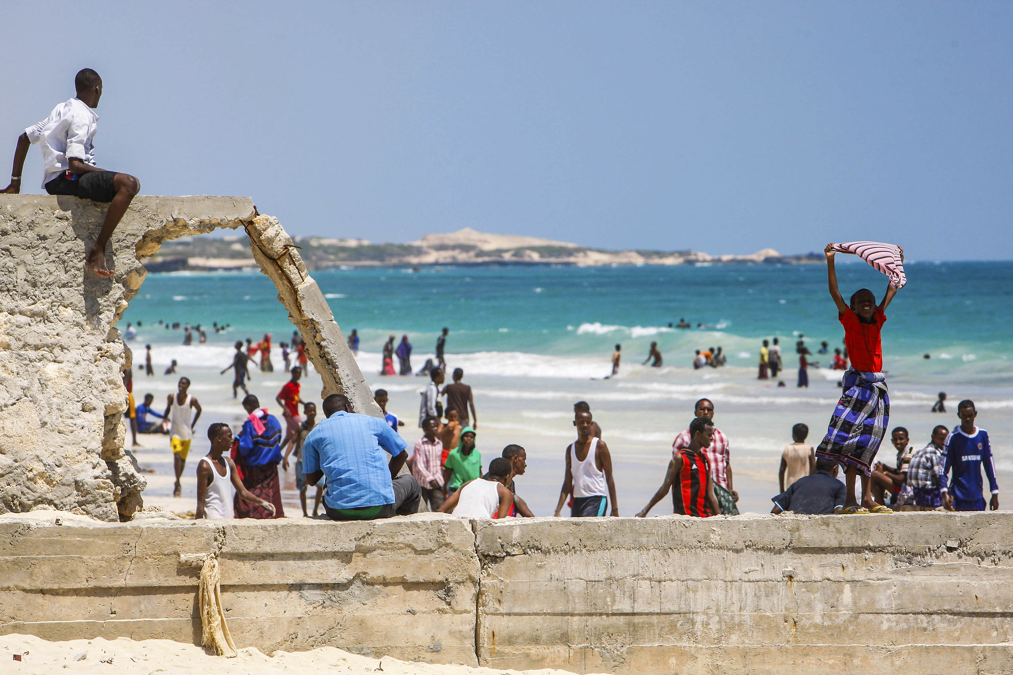 ihmisiä rannalla Somalian Mogadishussa