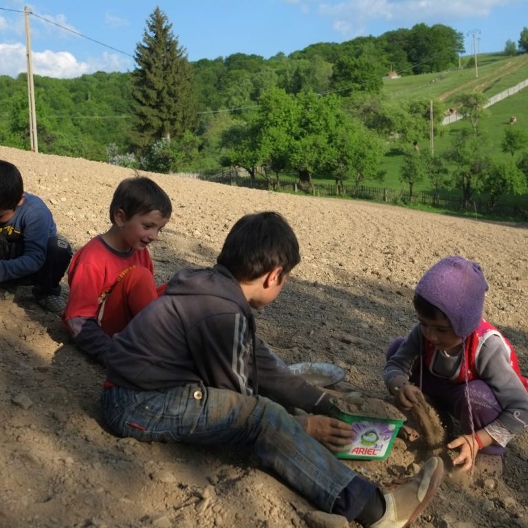 romalanialaisen Vladin perheen lapsia ulkona rinteessä