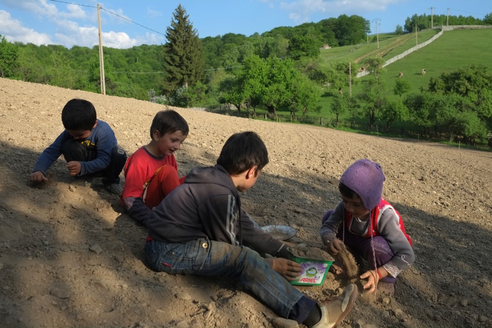 romalanialaisen Vladin perheen lapsia ulkona rinteessä