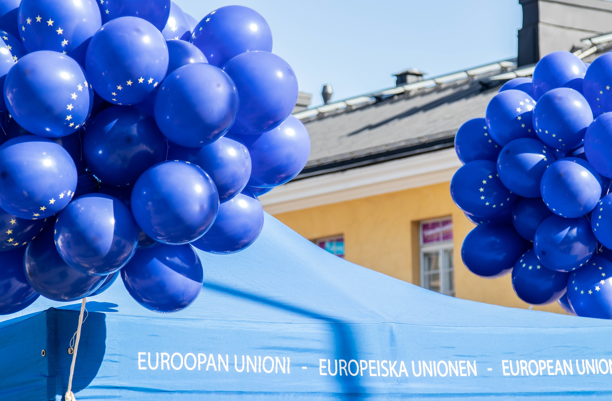 eu-ilmapalloja ja Euroopan unionin teltta Narinkkatorilla