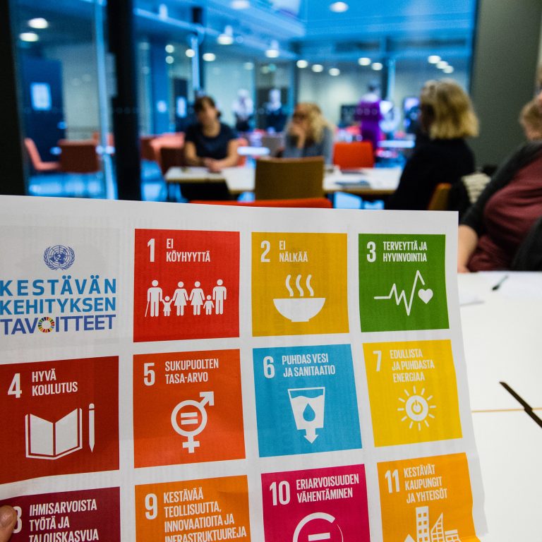 Osallistujat keskustelevat Maailma koulussa -globaalikasvatuksen seminaarissa Helsingissä