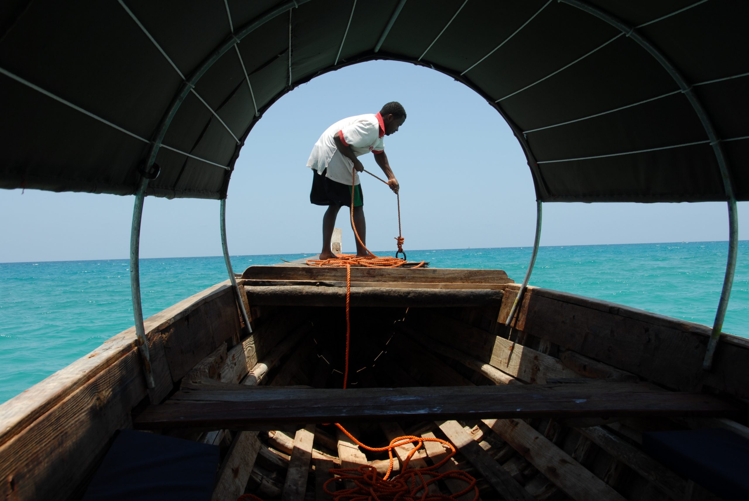 Afrikkalainen kalastaja veneessä