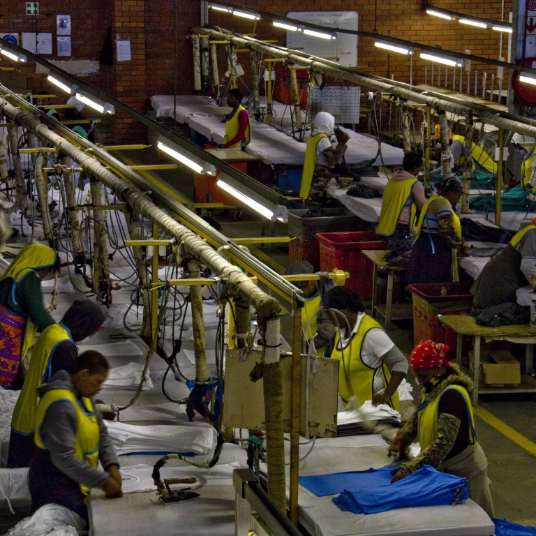 työntekijöitä tehtaassa etelä-afrikassa