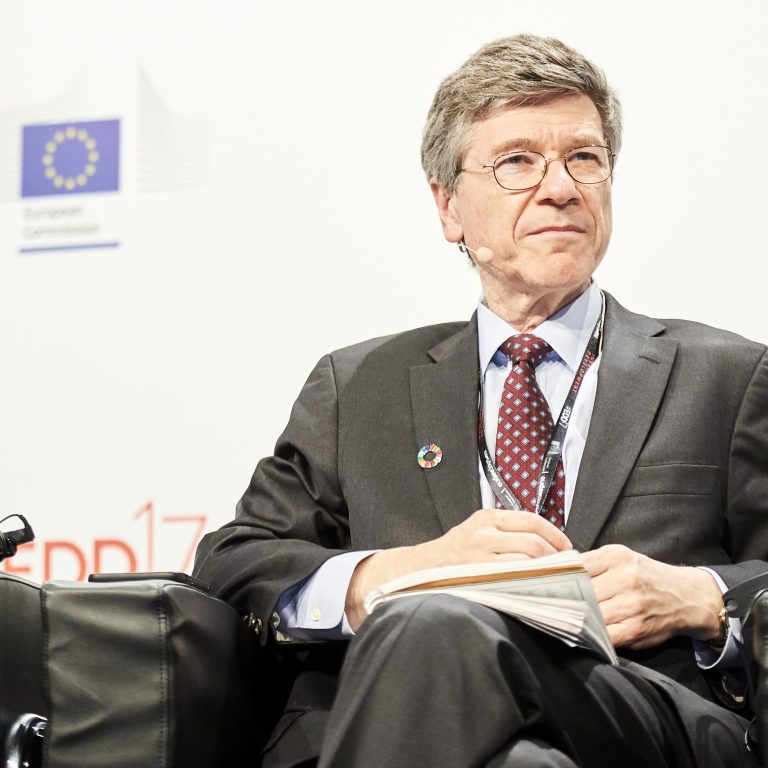 Professori Jeffrey Sachs European Development Days -päivillä vuonna 2017.
