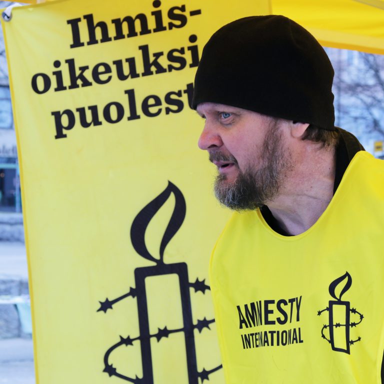 Amnestyn Paavo Potus Savonlinnan Mahdollisuuksien torilla vuonna 2017.