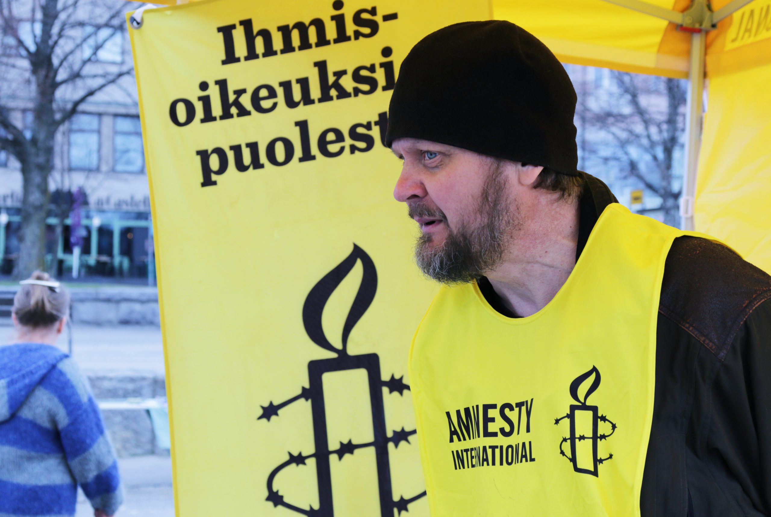 Amnestyn Paavo Potus Savonlinnan Mahdollisuuksien torilla vuonna 2017.