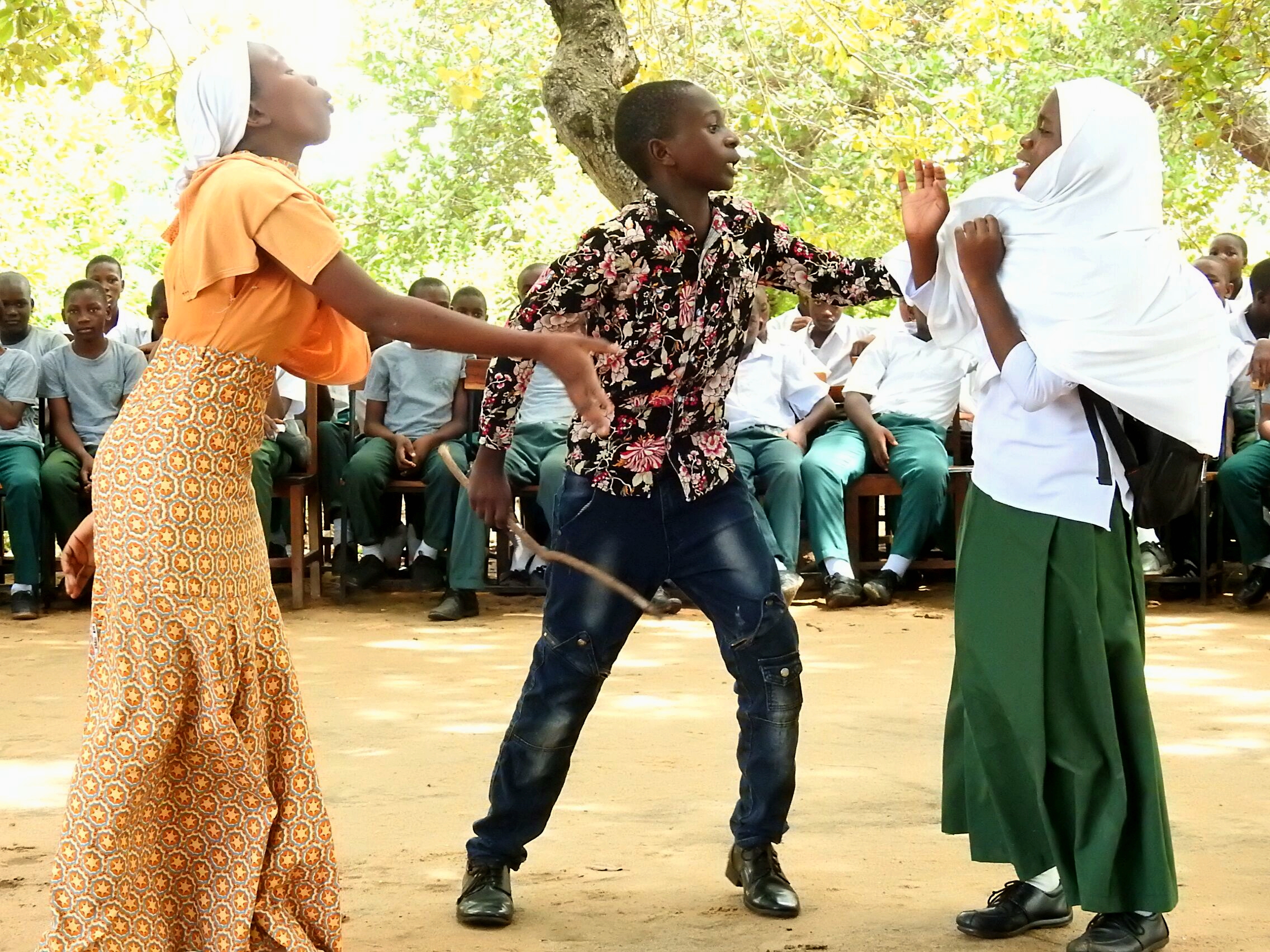 Tansanialaiset koululaiset näyttelemässä.