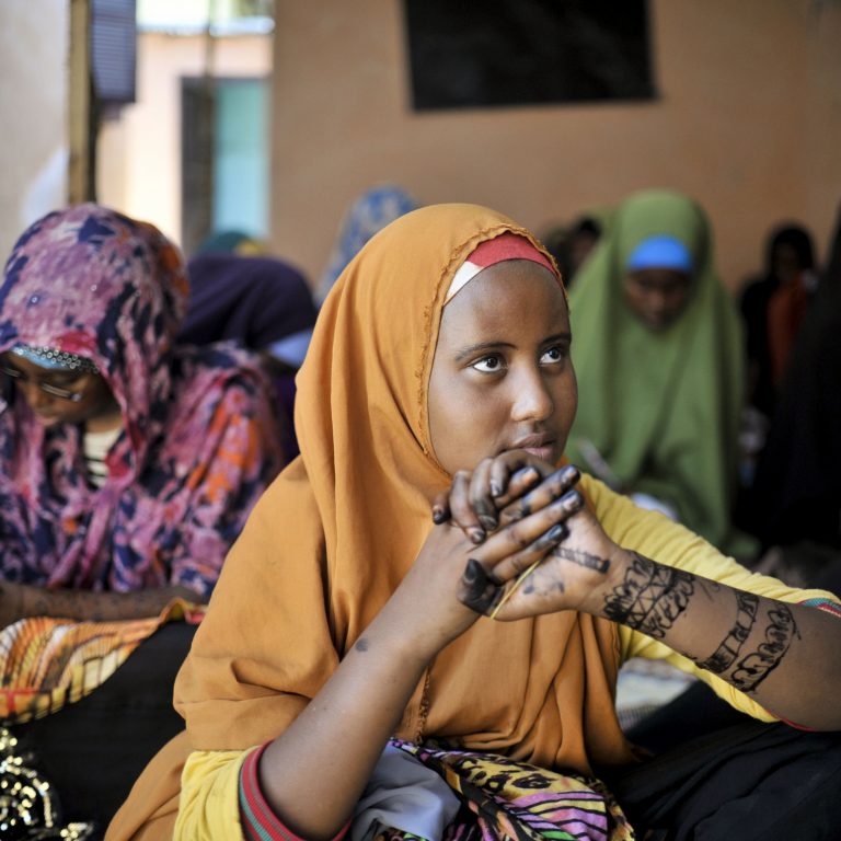 Somalialaiset koululaistytöt luokkahuoneessa