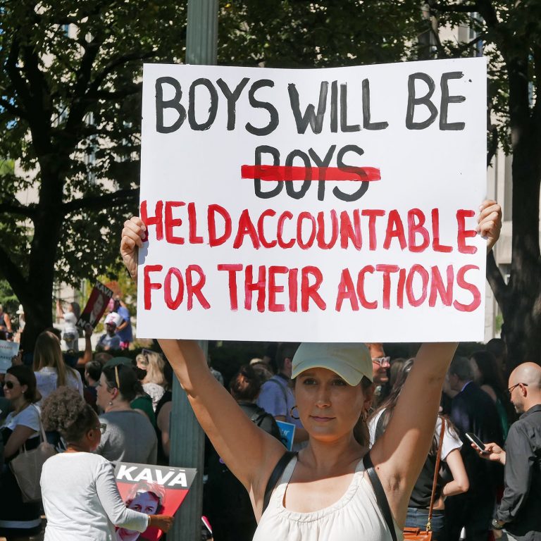 Naisten oikeuksien puolustajat marssivat Washingtonissa 4. lokakuuta 2018.