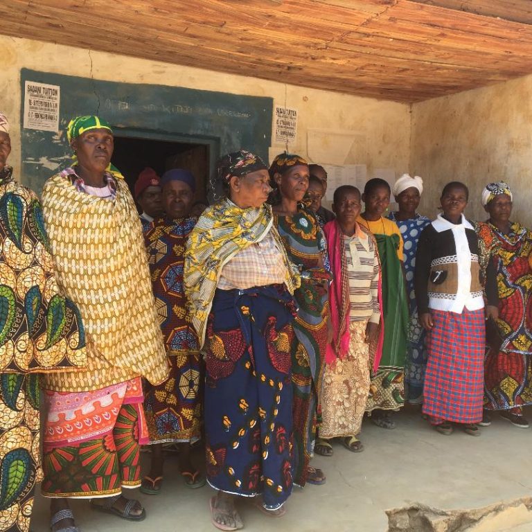 Naisia tapaamassa Mufindin alueella Tansaniassa.
