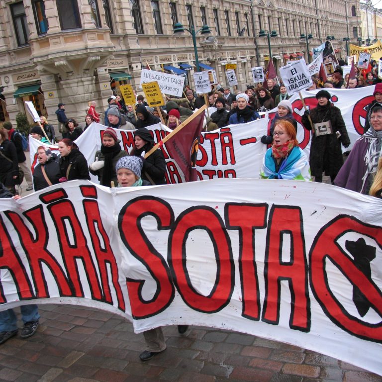 Irakin sodan vastainen mielenosoitus Helsingissä vuonna 2003