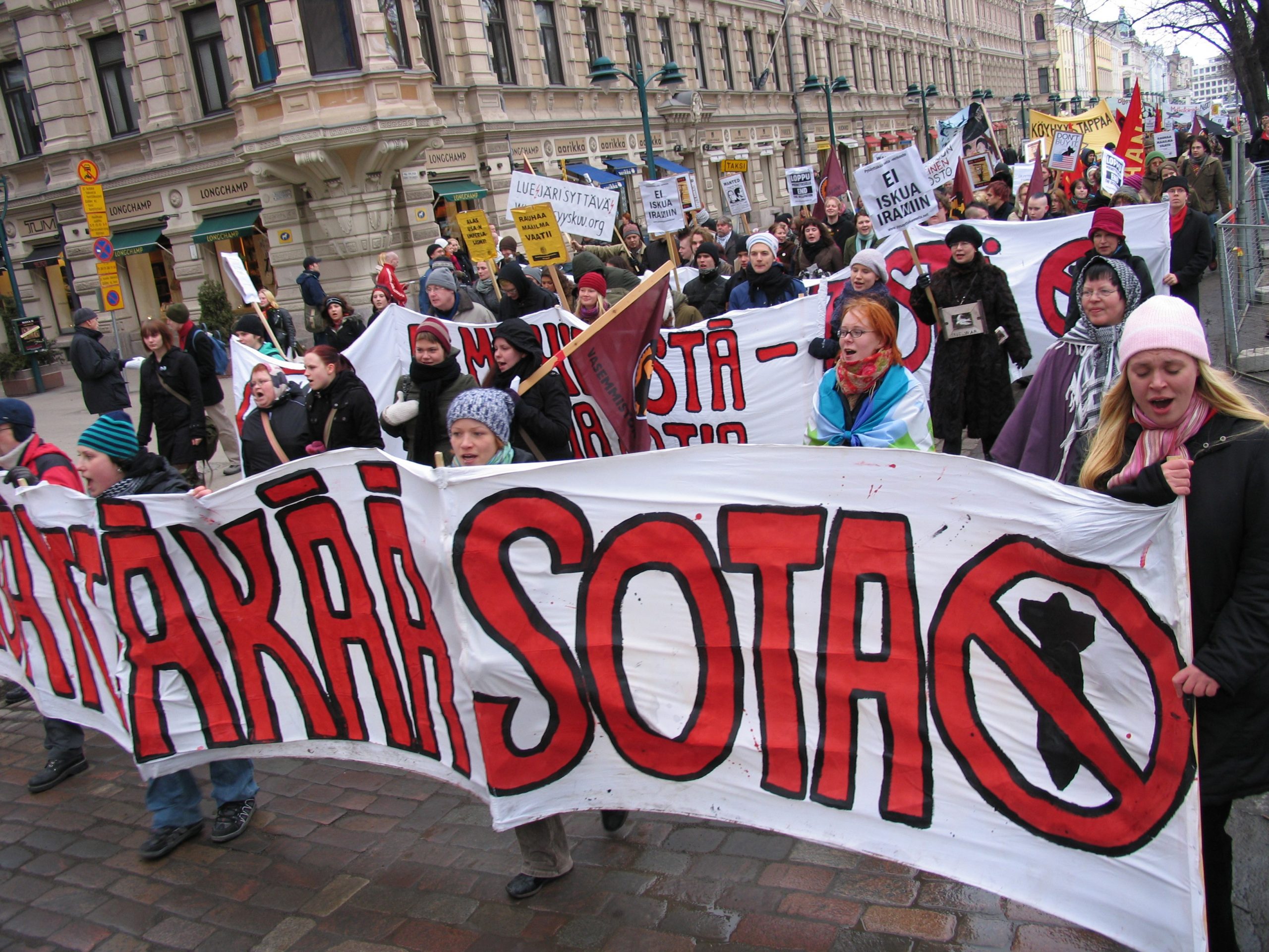 Irakin sodan vastainen mielenosoitus Helsingissä vuonna 2003