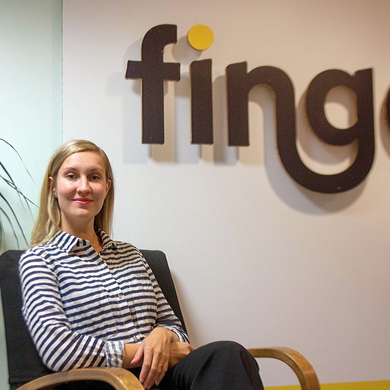 Anna Kivimäki-Pelluz istuu Fingon toimiston aulassa.