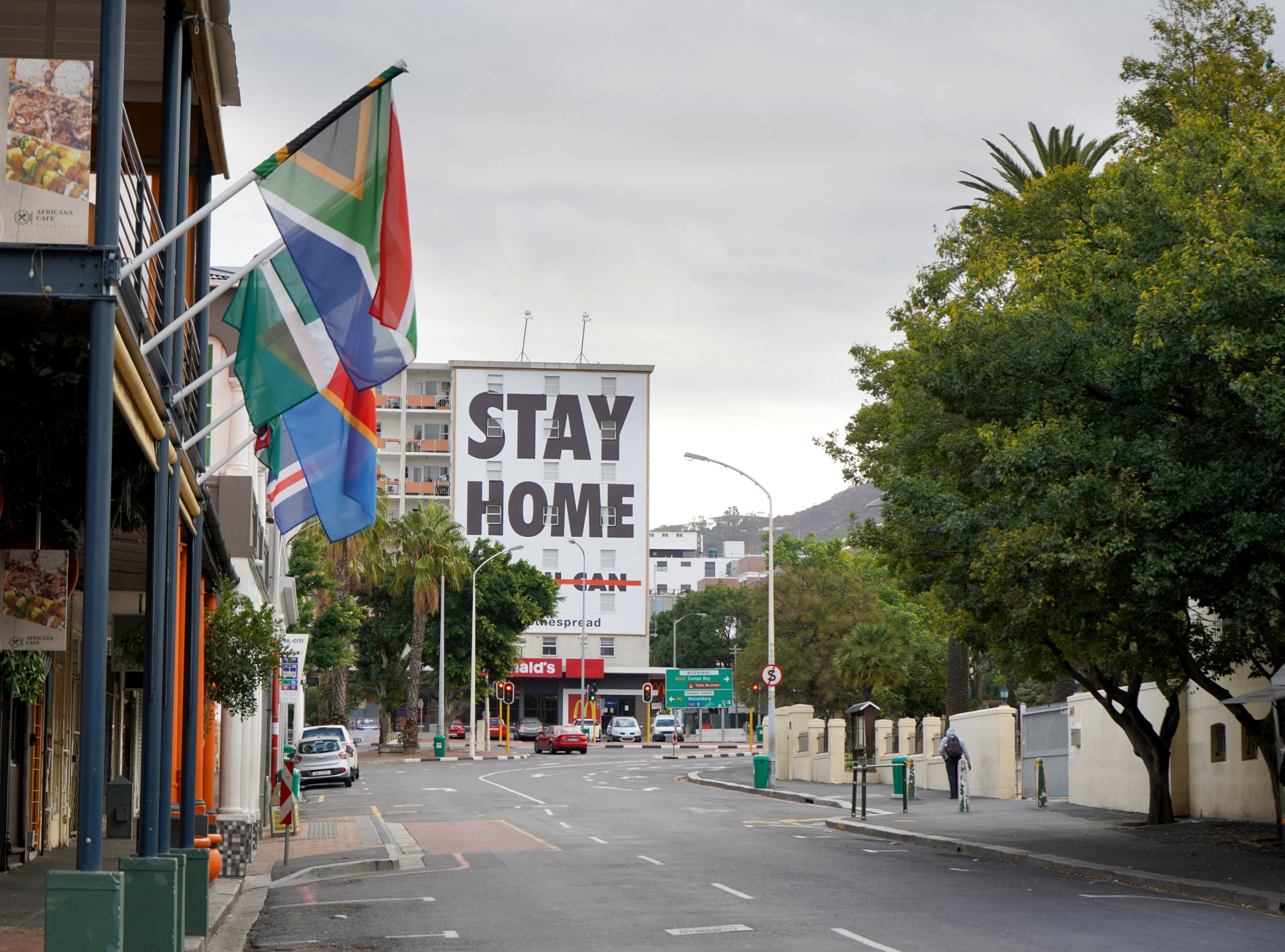 Tyhjä katu ja Stay at home -teksti Kapkaupungissa.