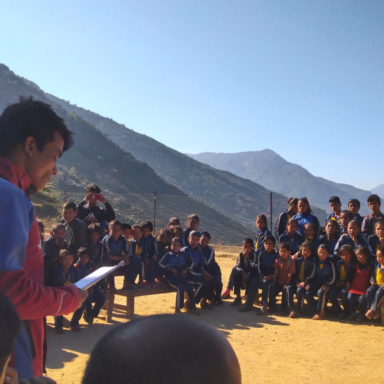Nuorisokerhon johtaja Keshba Bohara puhuu Suvakalikan koululaisille ilmastonmuutoksesta Kalikotin piirikunnassa Länsi-Nepalissa.