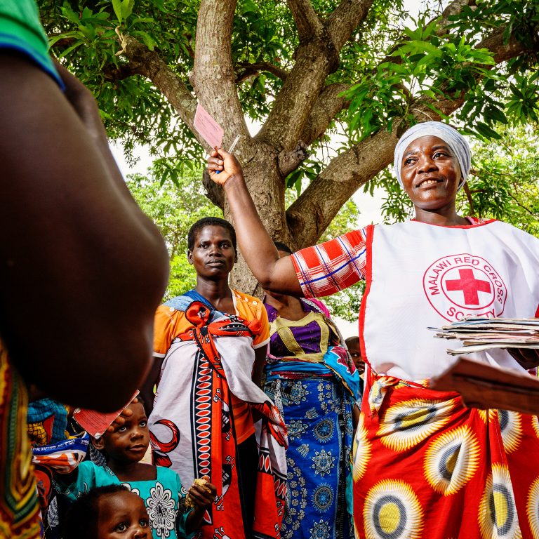 Aisha Maganda vapaaehtoisena Malawin Punaisessa Ristissä.
