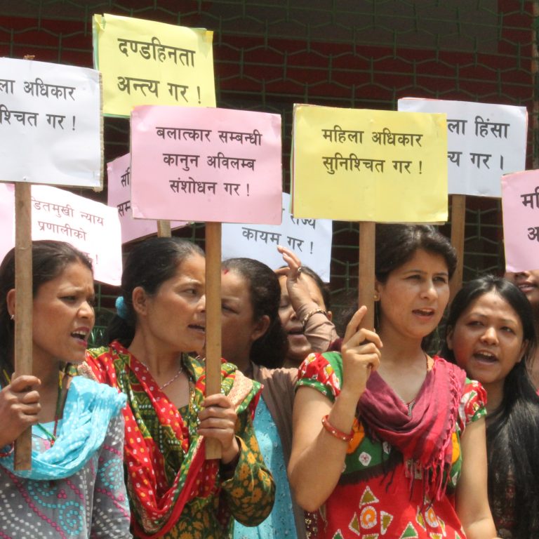 Naiset mielenosoituksessa Nepalissa.
