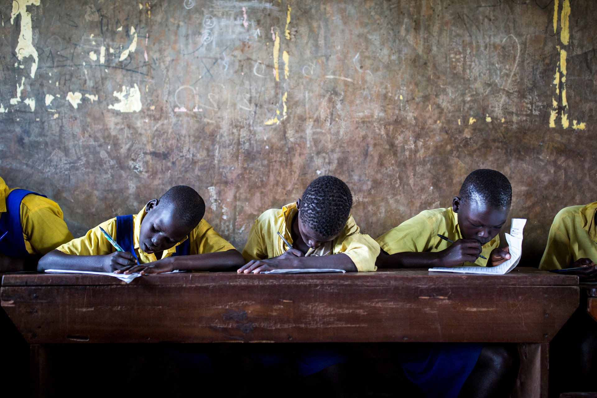 Opiskelijoita loppukokeiden äärellä Pagirinyan ala-asteella Pohjois-Ugandassa Adjumanissa.