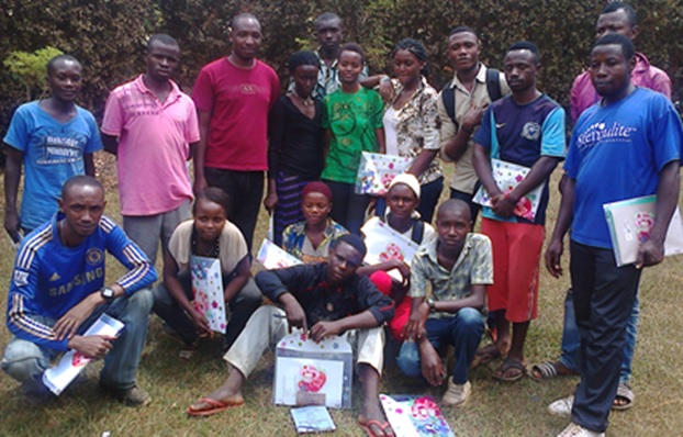 Kampalan nuorisoryhmien vetäjät koulutuksessa.