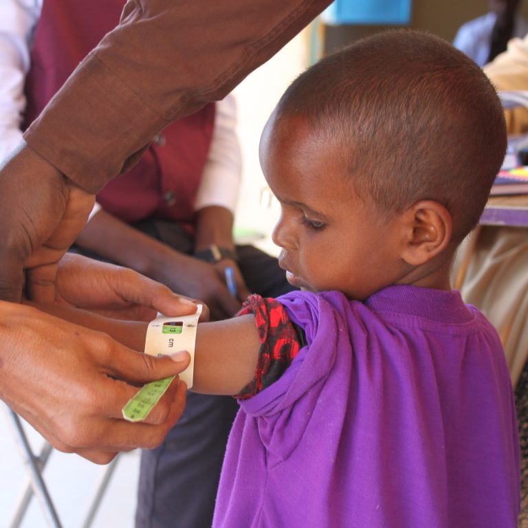 Ravitsemustason mittaus Punaisen Ristin klinikalla Somalimaassa