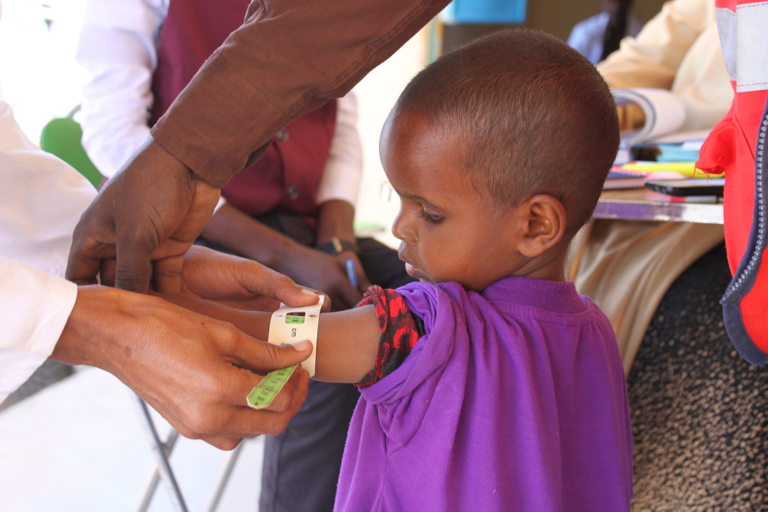 Ravitsemustason mittaus Punaisen Ristin klinikalla Somalimaassa