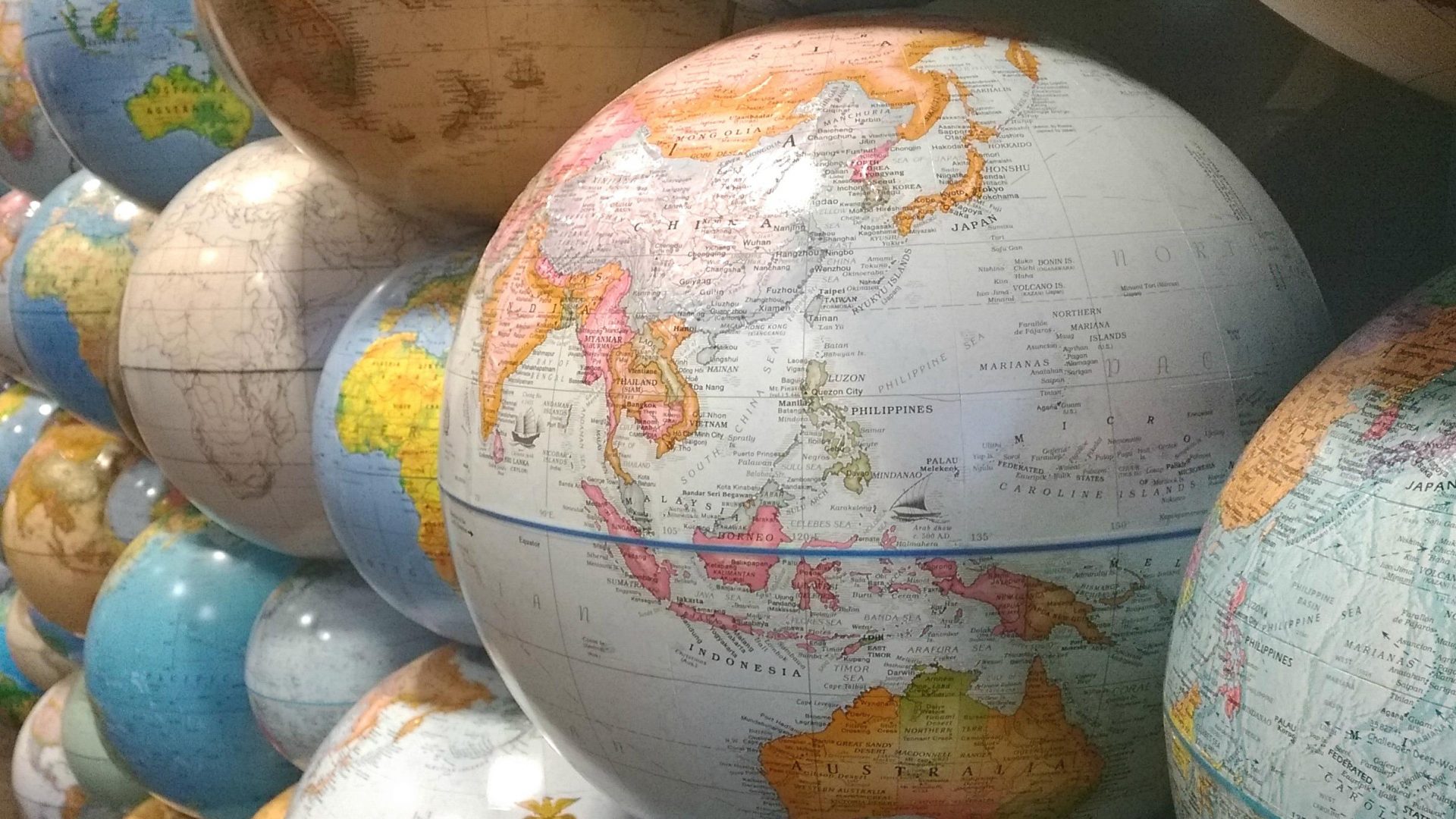 Karttapallo kuvituskuvana: Kehitysmaat, kehittyvät maat, kolmas maailma, globaali etelä.