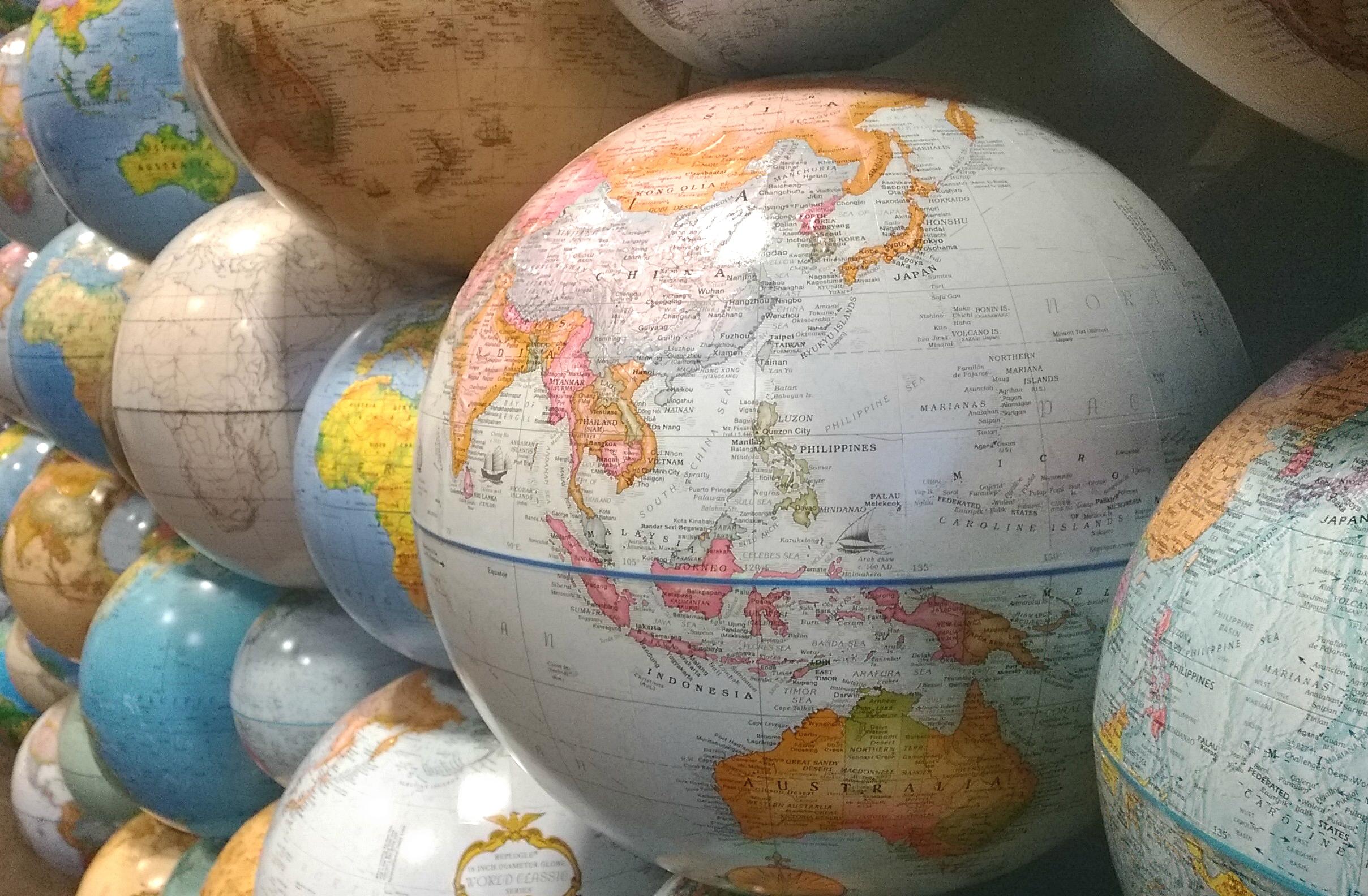 Karttapallo kuvituskuvana: Kehitysmaat, kehittyvät maat, kolmas maailma, globaali etelä.